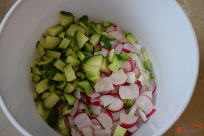 Фото приготовление рецепта: Салат с пекинской капустой и редисом шаг №3