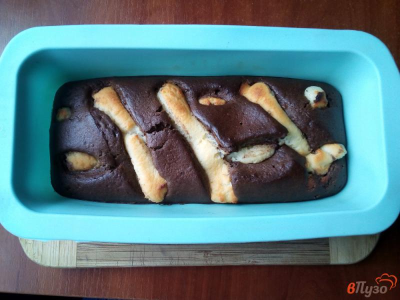 Фото приготовление рецепта: Шоколадный пирог с творогом шаг №7