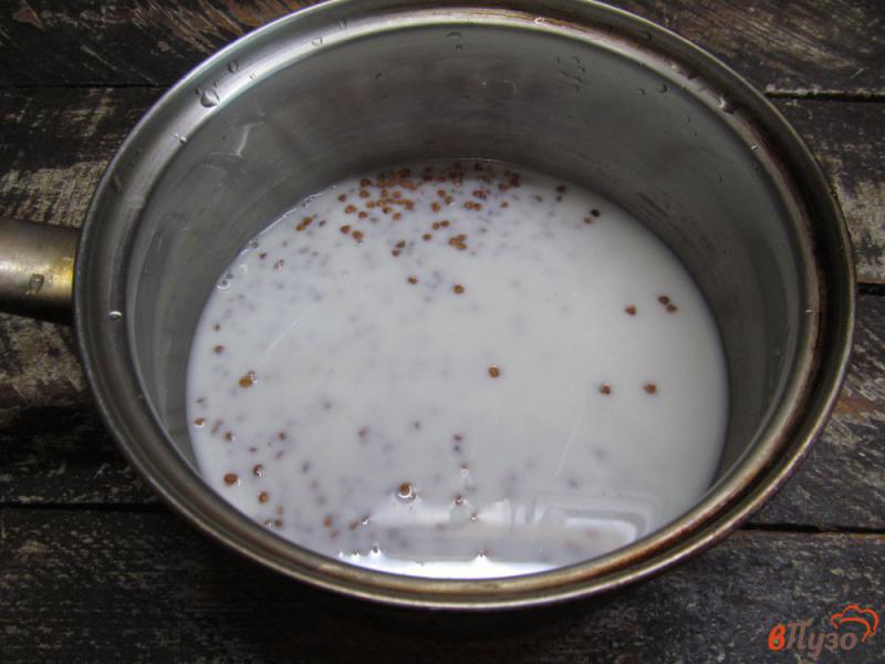 Фото приготовление рецепта: Гречневая каша на кокосовом молоке с ягодами шаг №2