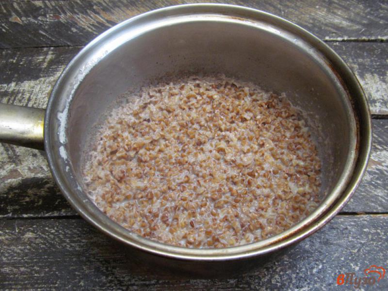 Фото приготовление рецепта: Гречневая каша на кокосовом молоке с ягодами шаг №4