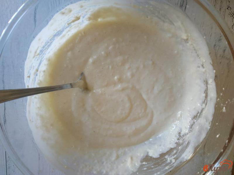 Фото приготовление рецепта: Оладьи на ванильном креме с персиками шаг №3
