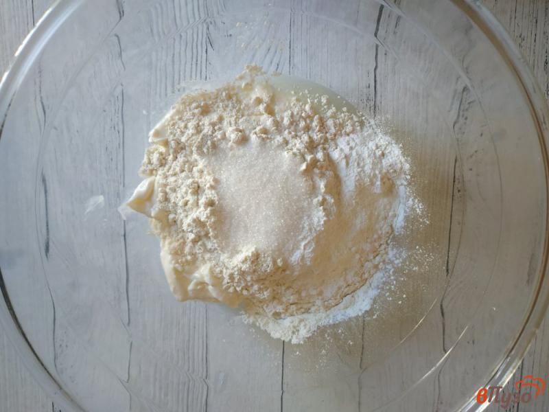 Фото приготовление рецепта: Оладьи на ванильном креме с персиками шаг №2