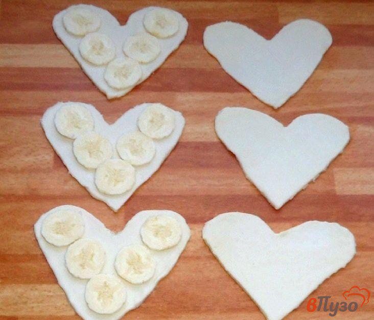 Фото приготовление рецепта: Слойки с бананом и шоколадом «Нежность в сердце» шаг №3