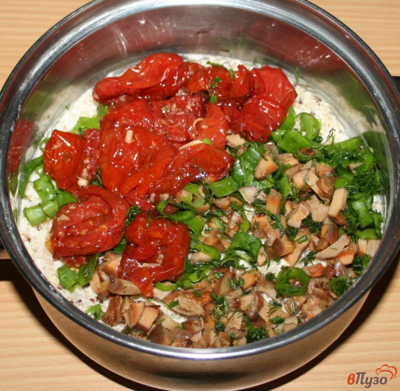 Фото приготовление рецепта: Постная закуска из киноа с грибами и вялеными томатами шаг №7