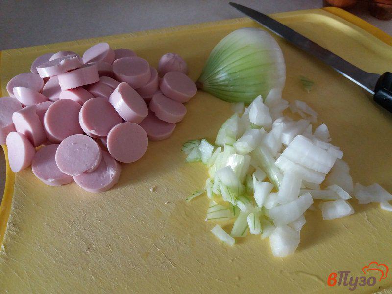 Фото приготовление рецепта: Яичница глазунья с сосисками шаг №1