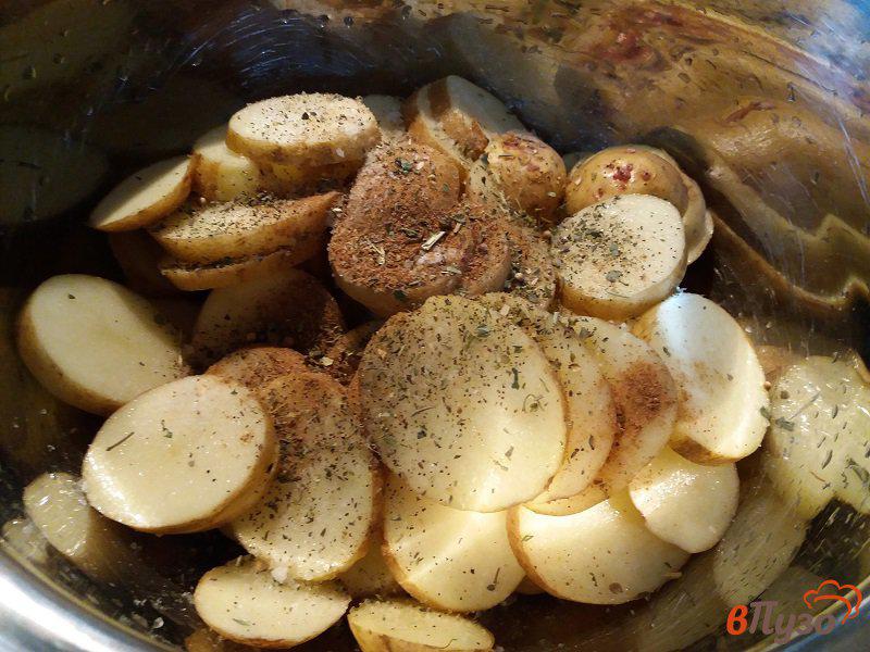 Фото приготовление рецепта: Запеченный молодой картофель в пакете шаг №3