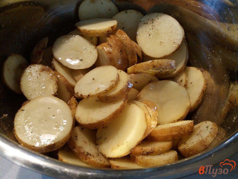 Фото приготовление рецепта: Запеченный молодой картофель в пакете шаг №4