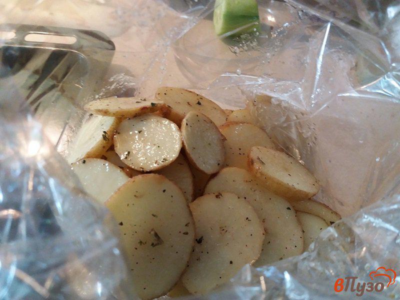 Фото приготовление рецепта: Запеченный молодой картофель в пакете шаг №5