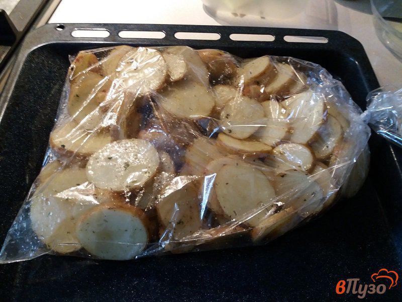 Фото приготовление рецепта: Запеченный молодой картофель в пакете шаг №6