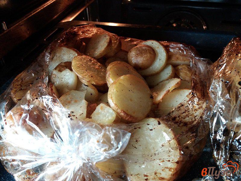 Фото приготовление рецепта: Запеченный молодой картофель в пакете шаг №7