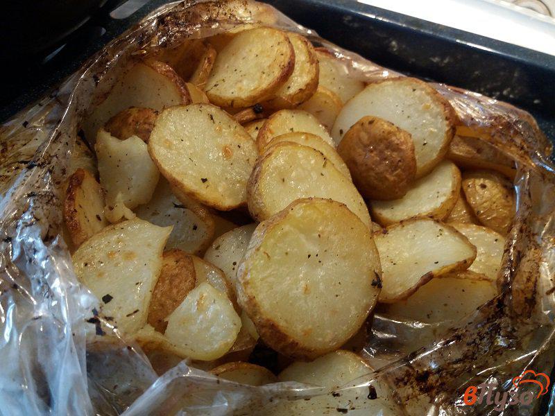 Фото приготовление рецепта: Запеченный молодой картофель в пакете шаг №8