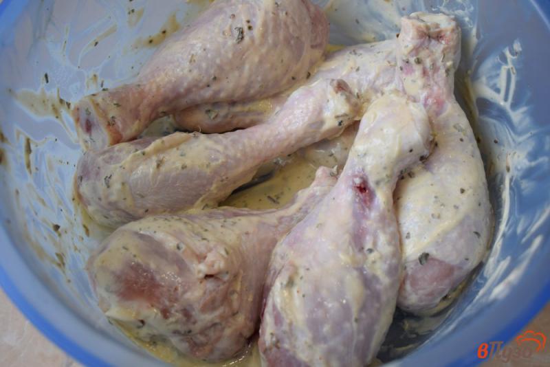 Фото приготовление рецепта: Куриные голени с луком в мультиварке шаг №1