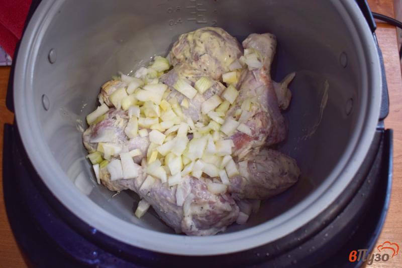 Фото приготовление рецепта: Куриные голени с луком в мультиварке шаг №3