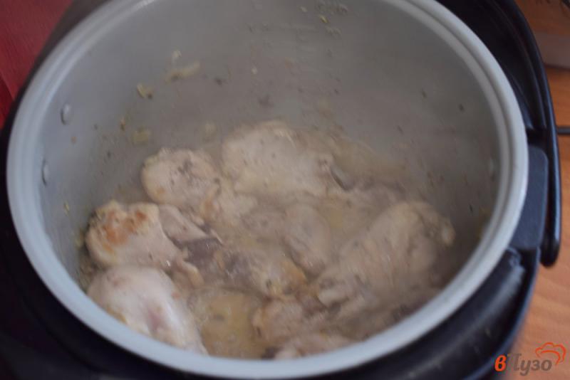 Фото приготовление рецепта: Куриные голени с луком в мультиварке шаг №4