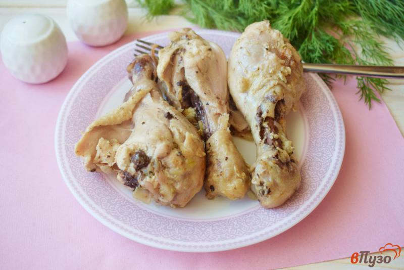 Фото приготовление рецепта: Куриные голени с луком в мультиварке шаг №5