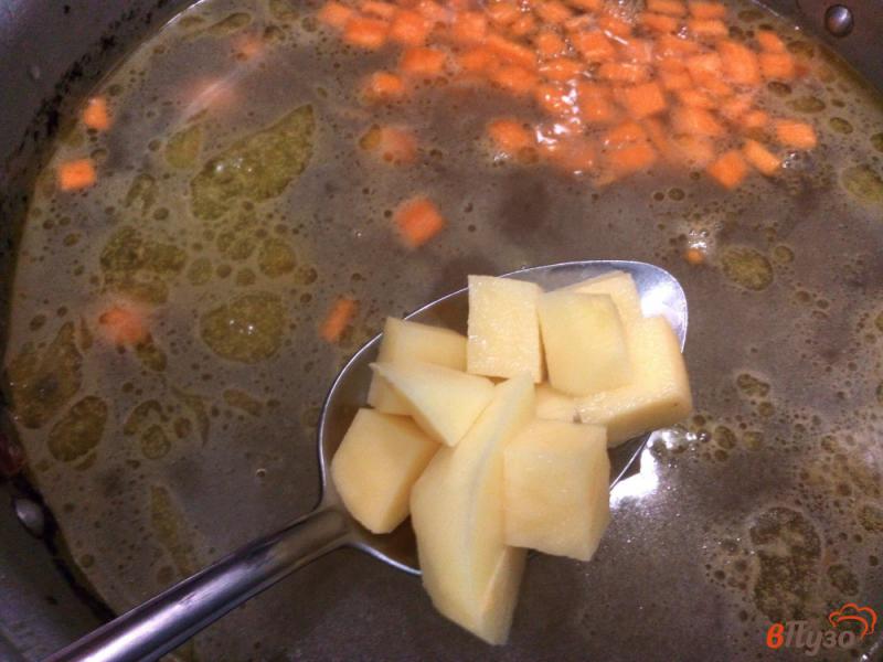Фото приготовление рецепта: Суп на курином бульоне с овощами и щавелем шаг №3