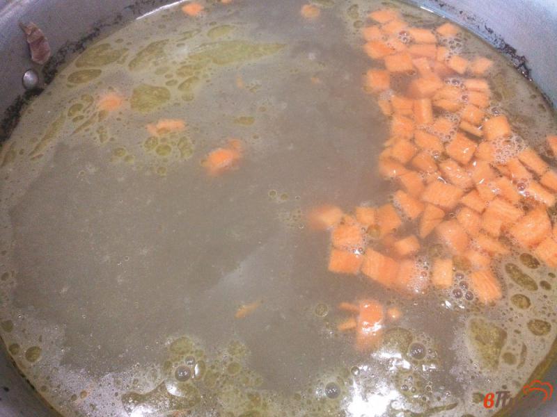 Фото приготовление рецепта: Суп на курином бульоне с овощами и щавелем шаг №2