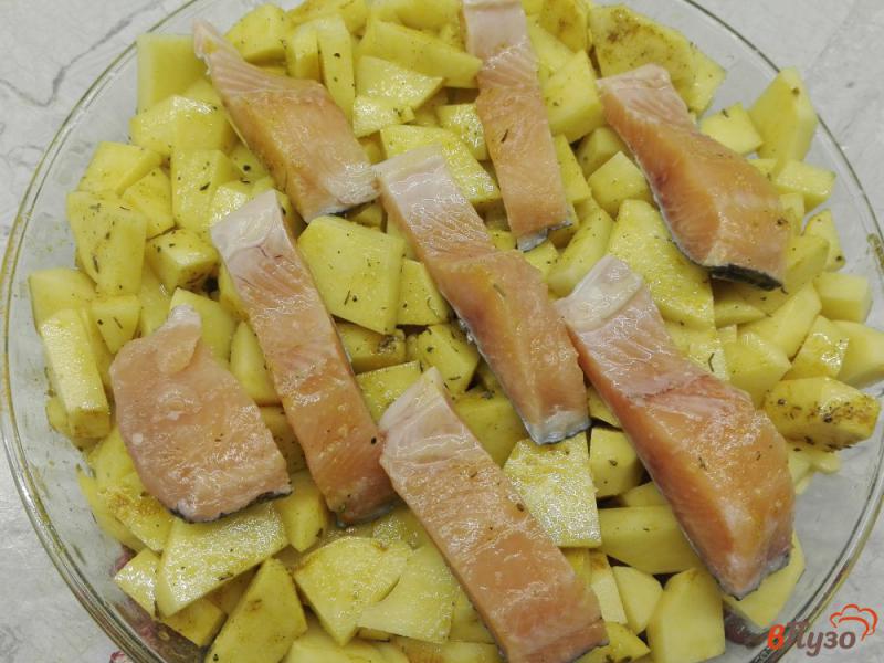 Фото приготовление рецепта: Картофель с форелью в духовке шаг №4