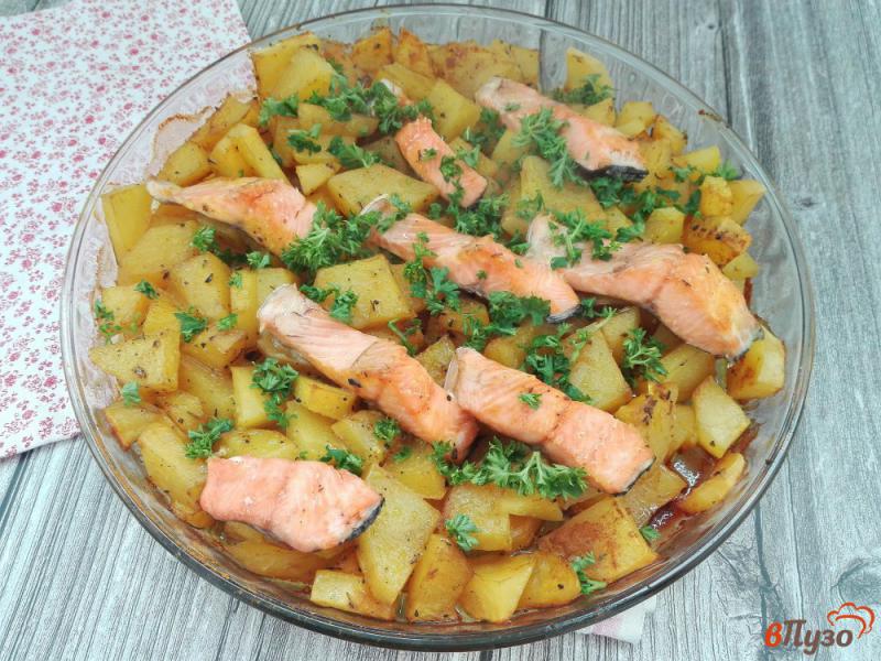 Фото приготовление рецепта: Картофель с форелью в духовке шаг №5