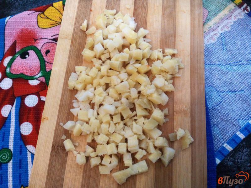 Фото приготовление рецепта: Салат из белой фасоли вареных овощей и соленых огурцов шаг №3