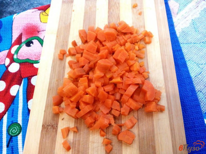 Фото приготовление рецепта: Салат из белой фасоли вареных овощей и соленых огурцов шаг №2