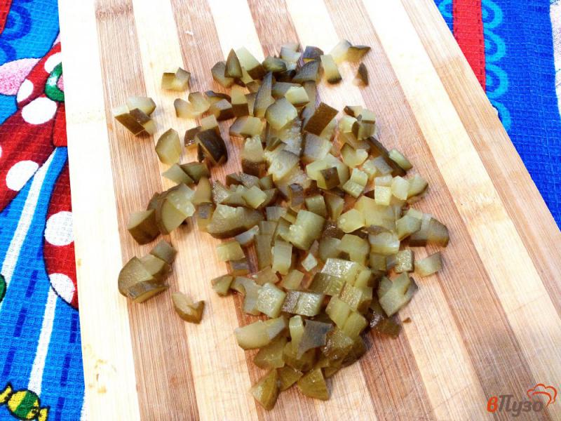 Фото приготовление рецепта: Салат из белой фасоли вареных овощей и соленых огурцов шаг №4