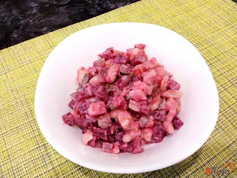 Фото приготовление рецепта: Салат из белой фасоли вареных овощей и соленых огурцов шаг №7