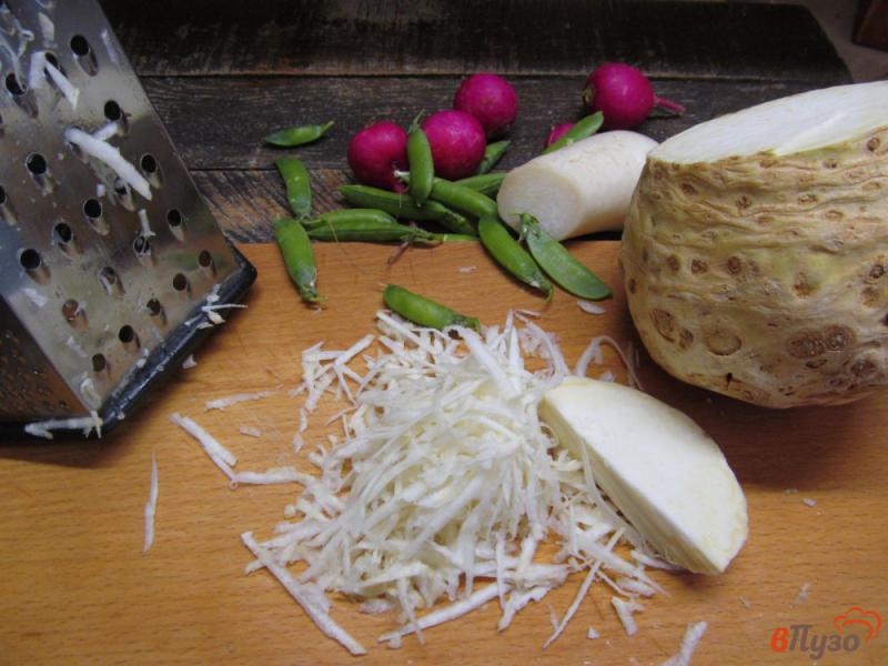 Фото приготовление рецепта: Салат из сельдерея с редисом и редькой шаг №1