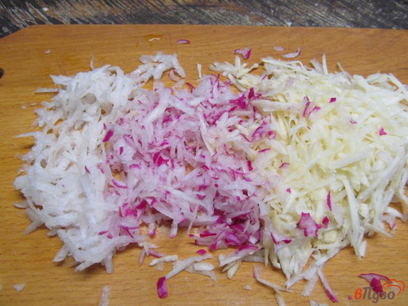 Фото приготовление рецепта: Салат из сельдерея с редисом и редькой шаг №2