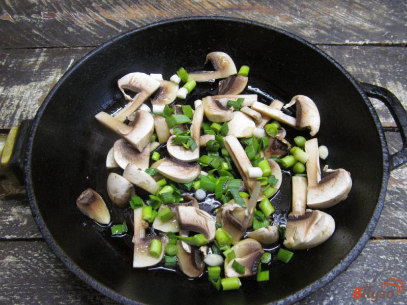 Фото приготовление рецепта: Салат из вермишели с мясом и грибами шаг №3