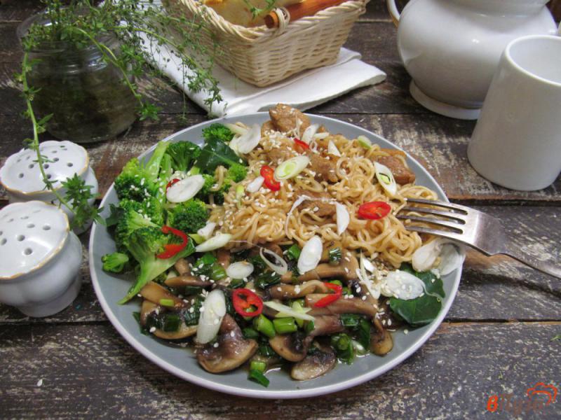 Фото приготовление рецепта: Салат из вермишели с мясом и грибами шаг №8