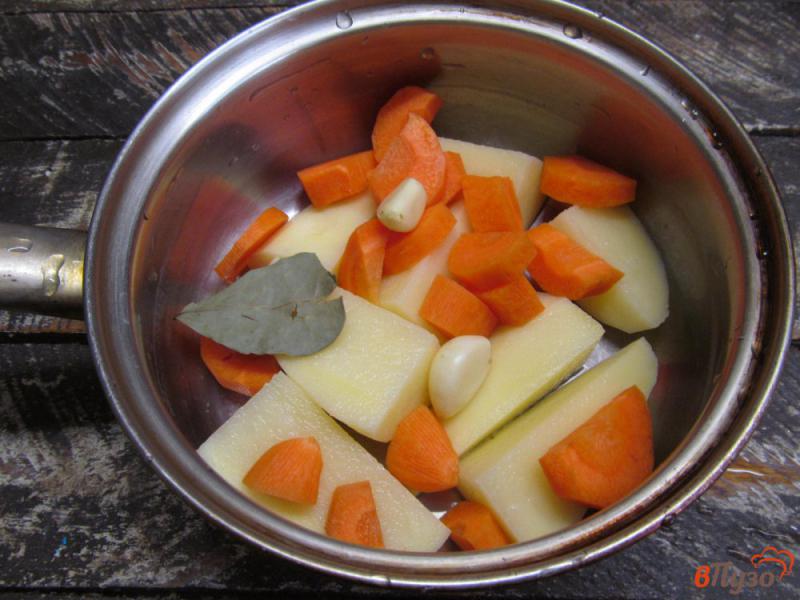 Фото приготовление рецепта: Картофельно-морковная запеканка с грибами шаг №1
