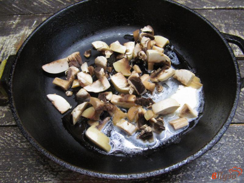 Фото приготовление рецепта: Картофельно-морковная запеканка с грибами шаг №3