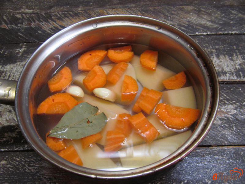 Фото приготовление рецепта: Картофельно-морковная запеканка с грибами шаг №2