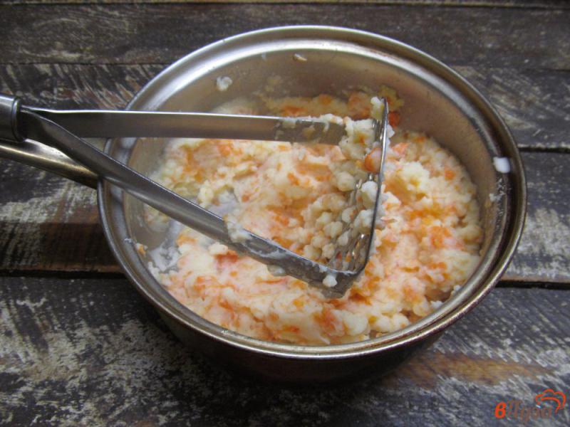 Фото приготовление рецепта: Картофельно-морковная запеканка с грибами шаг №4