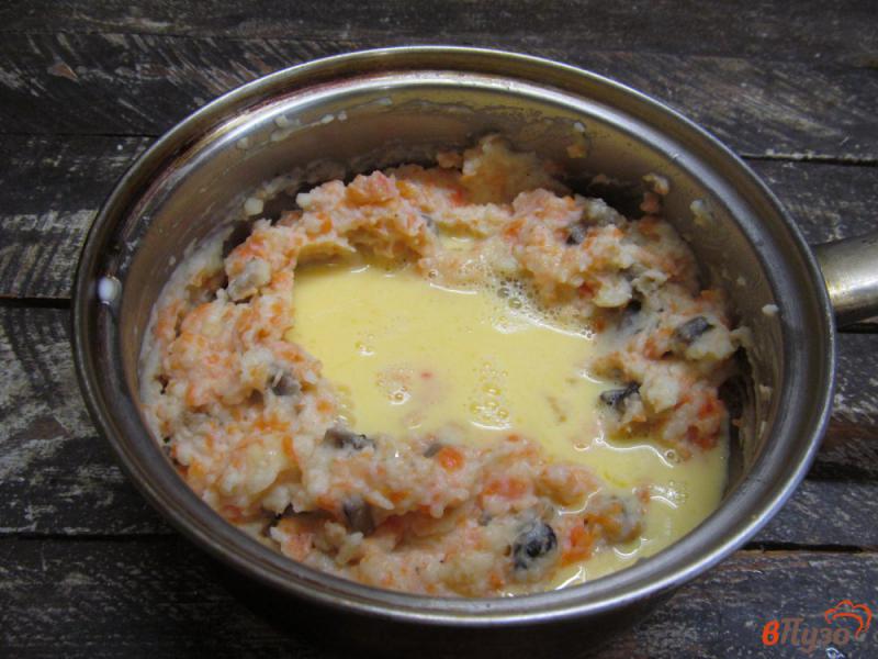 Фото приготовление рецепта: Картофельно-морковная запеканка с грибами шаг №7