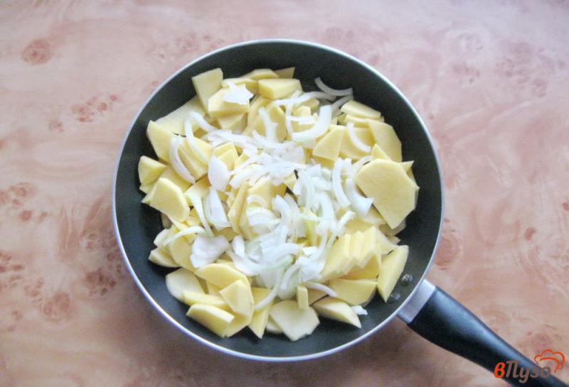 Фото приготовление рецепта: Омлет с картофелем и сосисками шаг №2