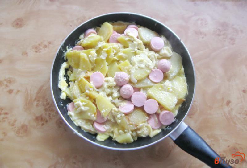 Фото приготовление рецепта: Омлет с картофелем и сосисками шаг №5