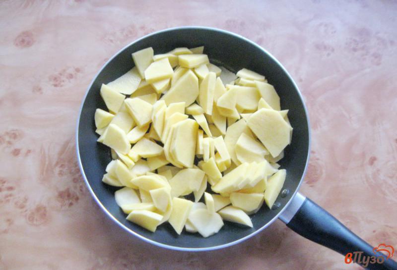 Фото приготовление рецепта: Омлет с картофелем и сосисками шаг №1