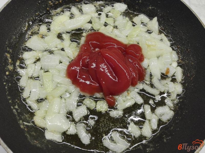 Фото приготовление рецепта: Паста с креветками в томатном соусе шаг №4
