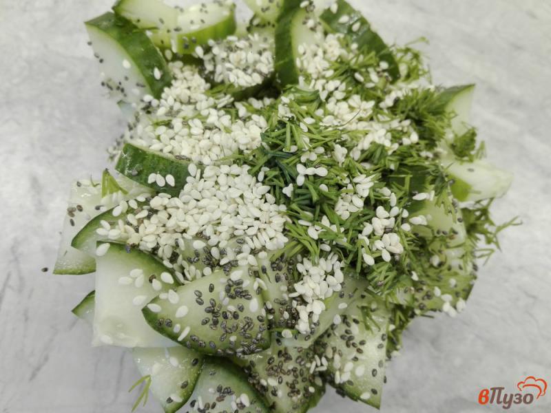 Фото приготовление рецепта: Огуречный салат с кунжутом и семенами чиа шаг №4