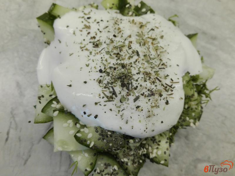 Фото приготовление рецепта: Огуречный салат с кунжутом и семенами чиа шаг №6