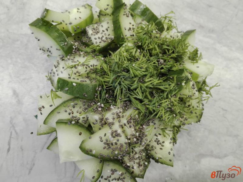 Фото приготовление рецепта: Огуречный салат с кунжутом и семенами чиа шаг №3