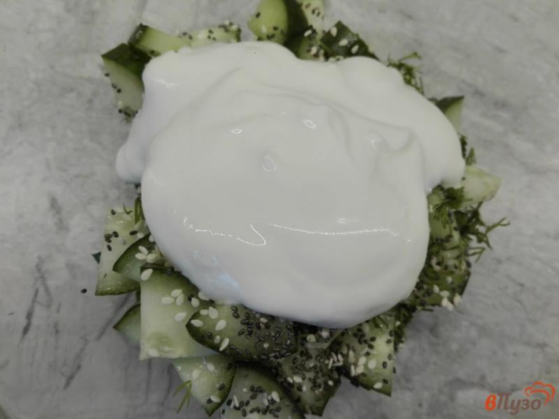 Фото приготовление рецепта: Огуречный салат с кунжутом и семенами чиа шаг №5