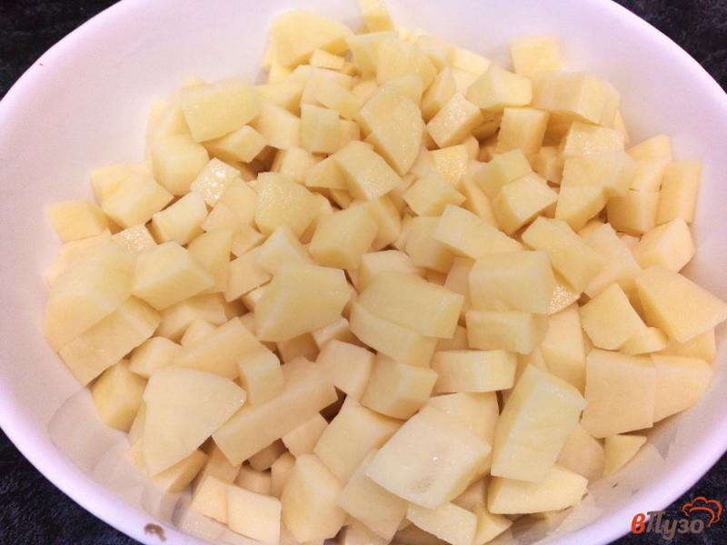 Фото приготовление рецепта: Картофель с овощами и изюмом в горшках шаг №2