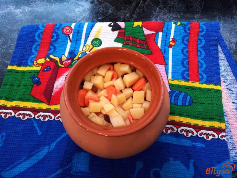Фото приготовление рецепта: Картофель с овощами и изюмом в горшках шаг №4