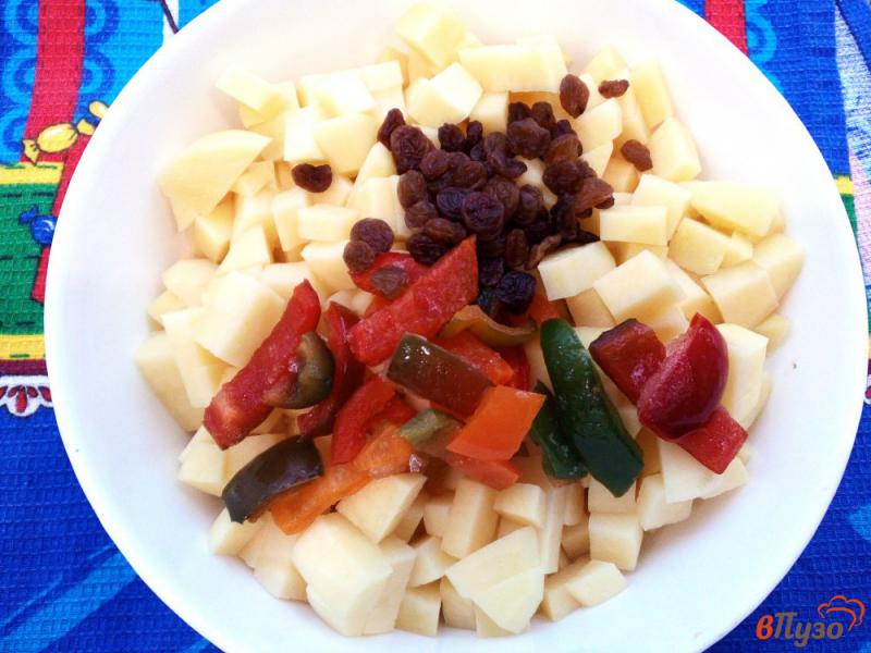 Фото приготовление рецепта: Картофель с овощами и изюмом в горшках шаг №3
