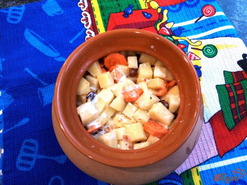 Фото приготовление рецепта: Картофель с овощами и изюмом в горшках шаг №6
