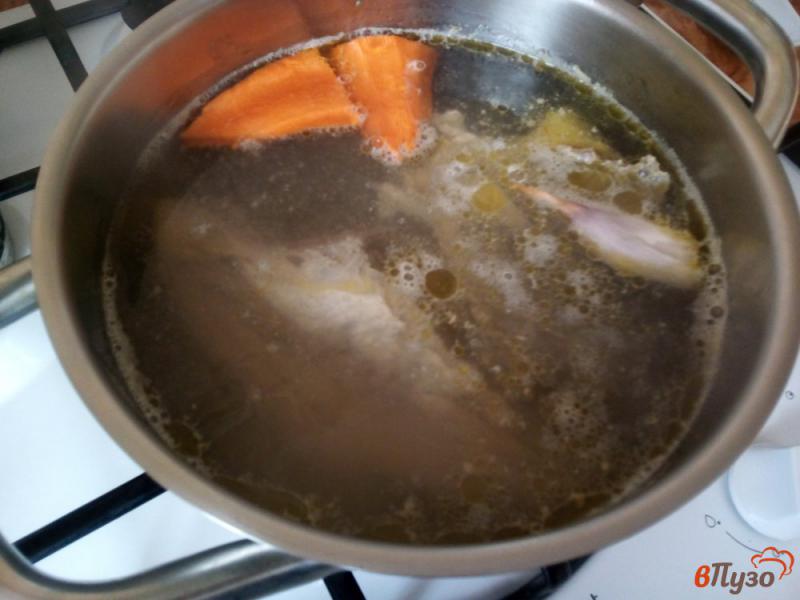 Фото приготовление рецепта: Суп на курином бульоне с рисом и фрикадельками шаг №2