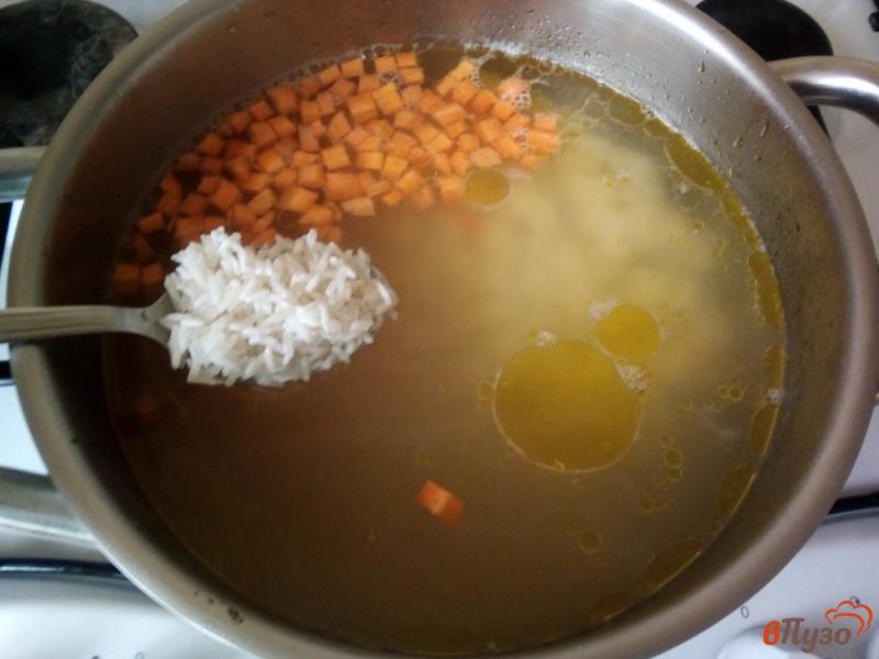 Фото приготовление рецепта: Суп на курином бульоне с рисом и фрикадельками шаг №5